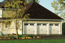 House with 3 garage doors