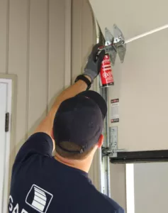 Garaga Installer doing Maintenance