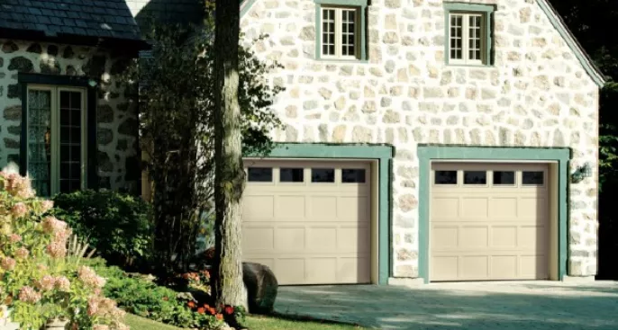 House with 2 garage doors